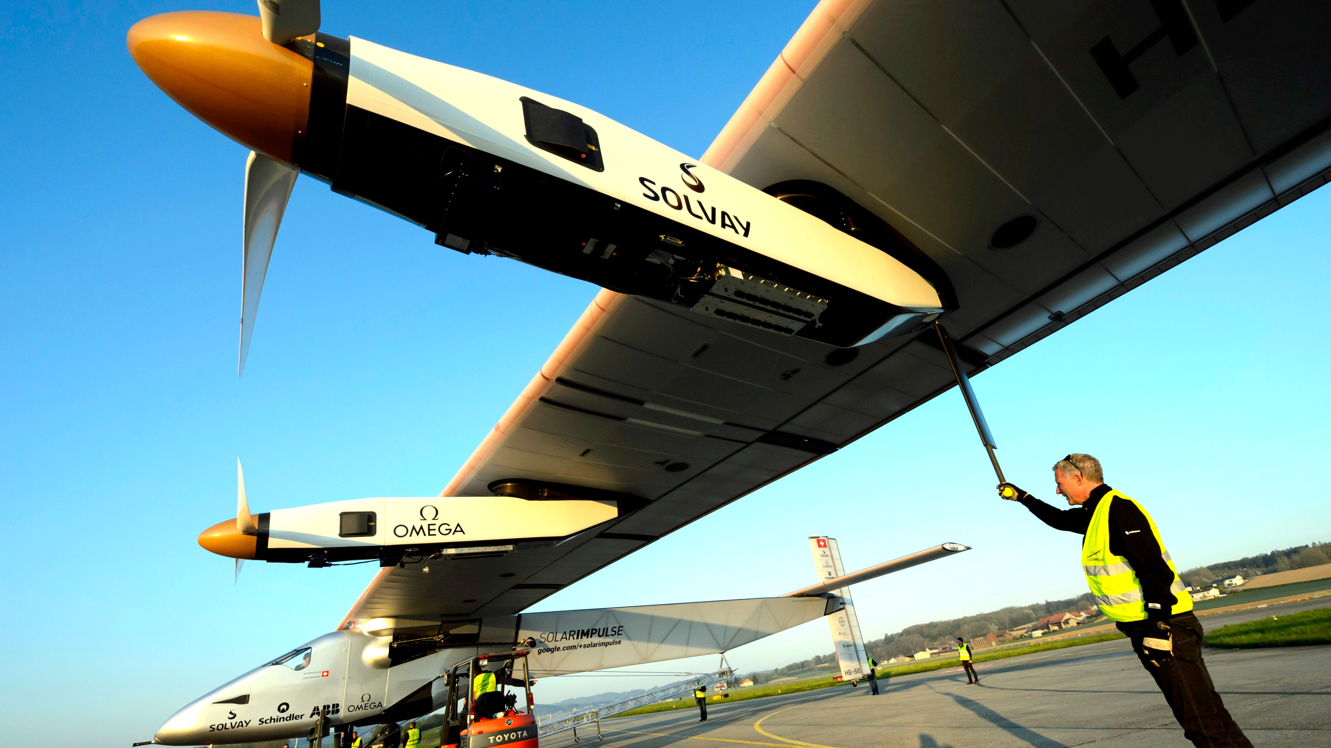 Solar Impulse 2 odletel z Abú Dabí,